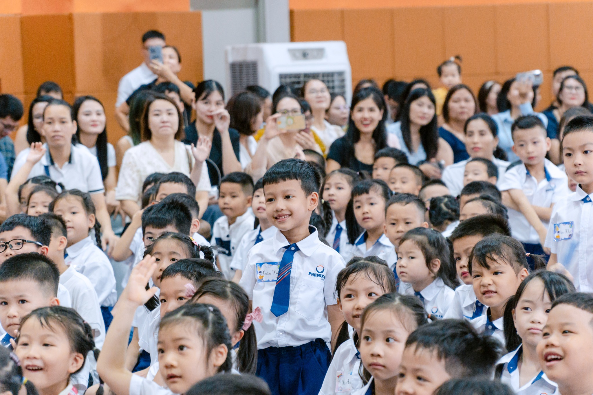 Những ánh mắt trong trẻo, háo hức và đôi chút bỡ ngỡ của các em làm không khí buổi lễ thêm phần cảm xúc.