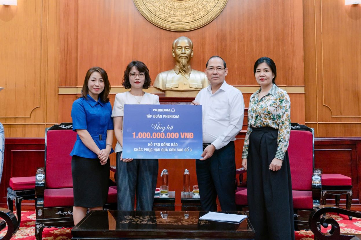 Đại diện Tập đoàn Phenikaa trao tặng 1 tỉ đồng cho đồng bào chịu ảnh hưởng của bão số 3 qua Ủy ban TƯ MTTQ Việt Nam
