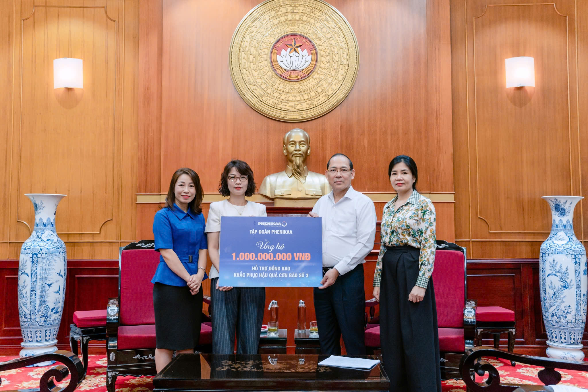 Đại diện Tập đoàn Phenikaa trao tặng 1 tỉ đồng cho đồng bào chịu ảnh hưởng của bão số 3 qua Ủy ban TƯ MTTQ Việt Nam