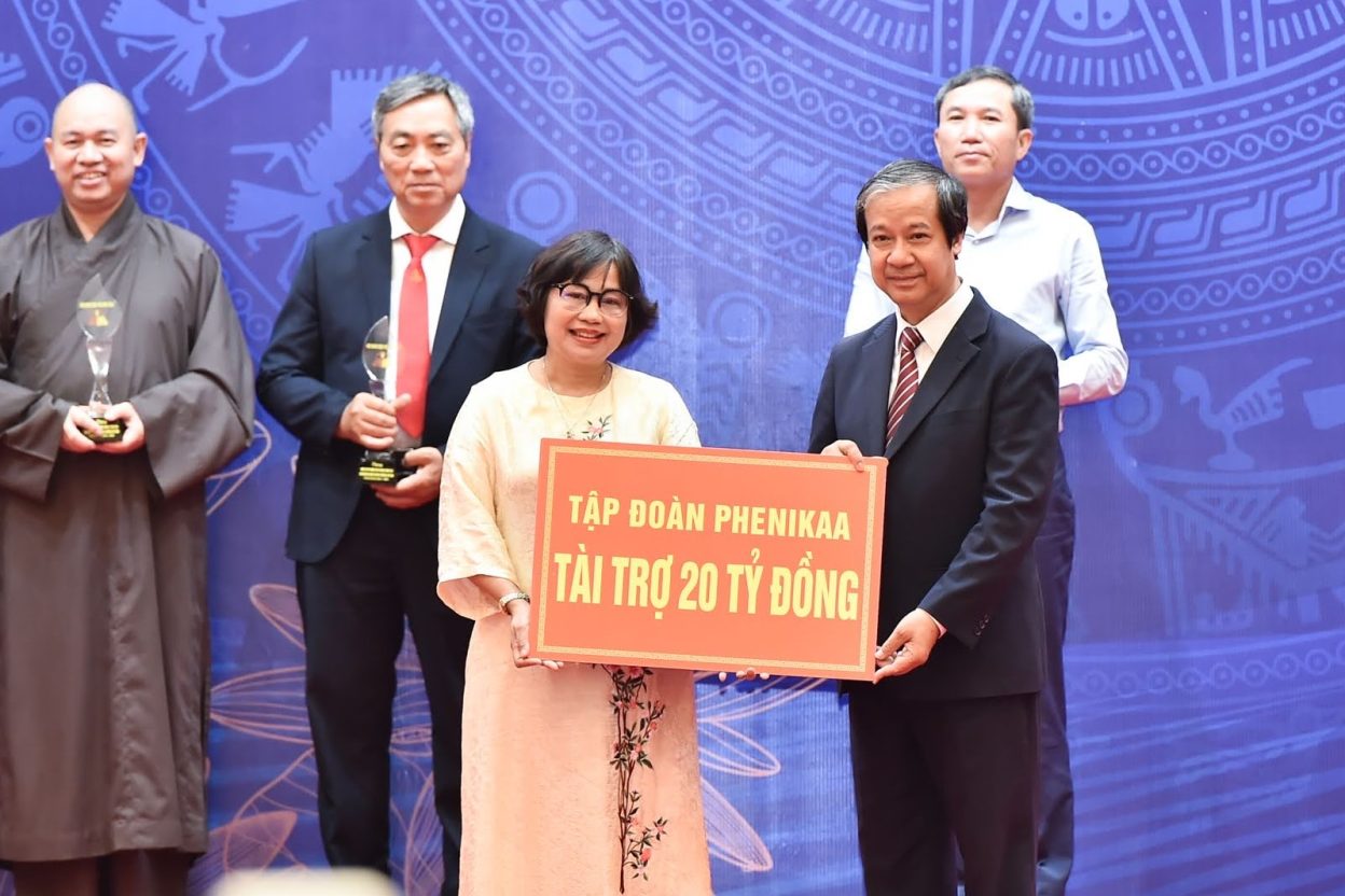 Bà Lê Thị Minh Thảo – Tổng Giám đốc Tập đoàn Phenikaa đại diện Tập đoàn cam kết tài trợ 20 tỉ đồng cho Chương trình kiên cố hóa trường, lớp học và nhà công vụ cho giáo viên của Bộ Giáo dục và Đào tạo