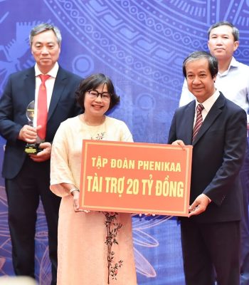 Bà Lê Thị Minh Thảo – Tổng Giám đốc Tập đoàn Phenikaa đại diện Tập đoàn cam kết tài trợ 20 tỉ đồng cho Chương trình kiên cố hóa trường, lớp học và nhà công vụ cho giáo viên của Bộ Giáo dục và Đào tạo