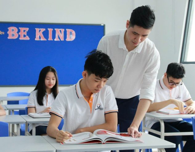 Thầy Nguyễn Trọng Trường, giáo viên Trường THCS-THPT Phenikaa trong giờ dạy Ngữ văn.