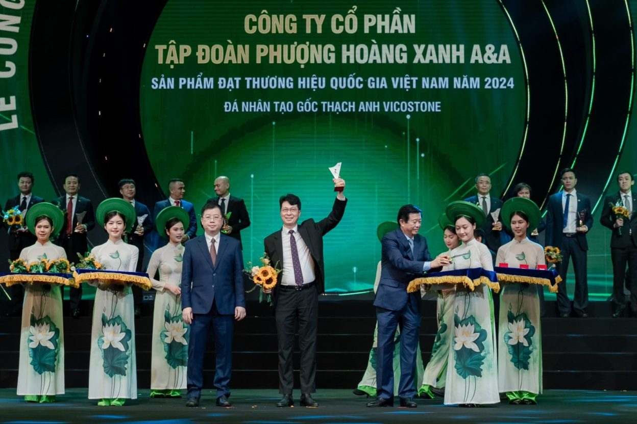 Ông Phạm Trí Dũng – Tổng Giám đốc CTCP Vicostone, đại diện Ban Lãnh đạo Tập đoàn nhận cup vinh danh Thương hiệu Quốc gia Việt Nam