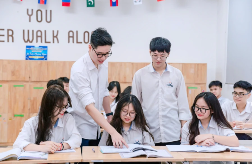 Thầy giáo Ngyễn Trọng Trường và Học sinh Trường THCS-THPT Phenikaa.