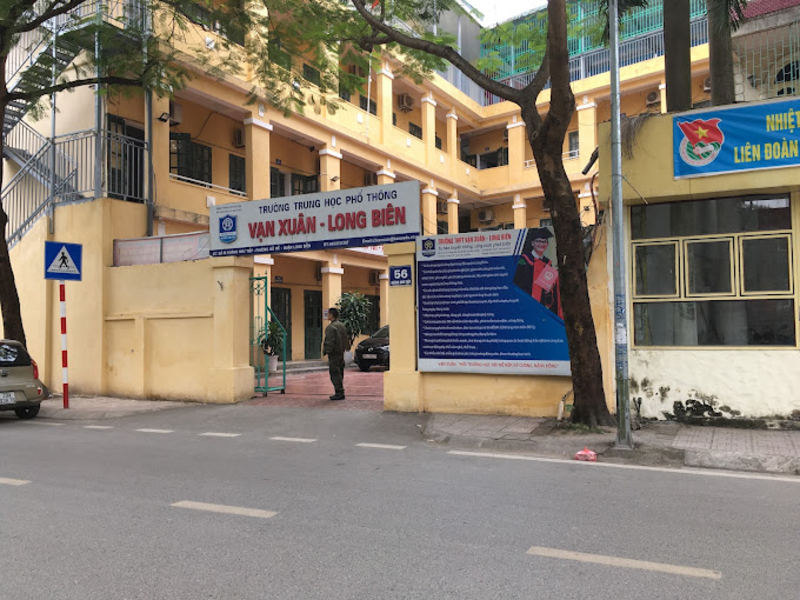 Cổng trường THPT Vạn Xuân - Long Biên