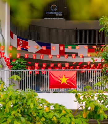 Phenikaa School rực rỡ cờ hoa tri ân 50 năm Đại thắng mùa Xuân, tạo nên một khung cảnh thiêng liêng, giàu cảm xúc.