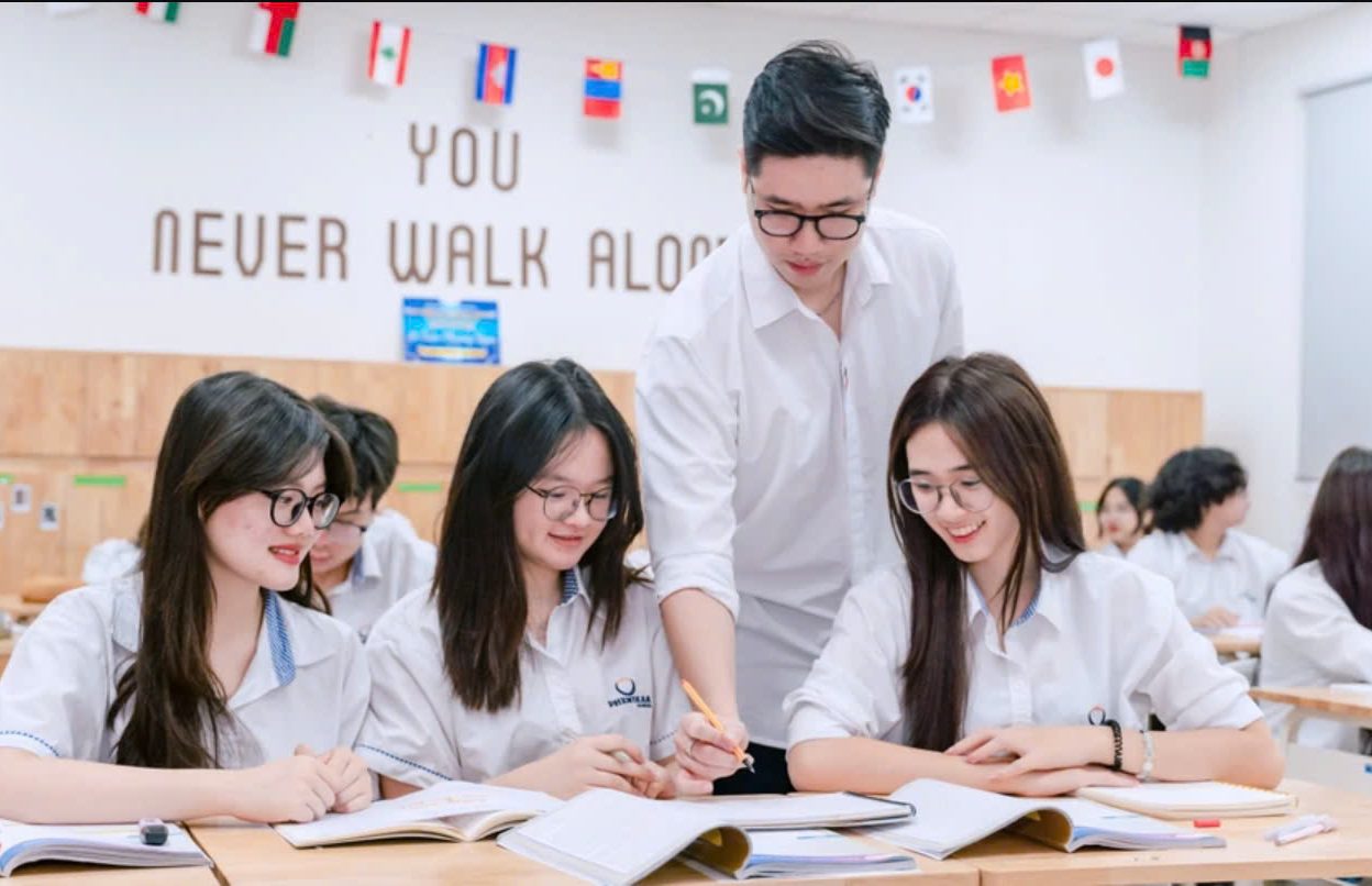 Thầy Nguyễn Trọng Trường và học sinh Trường THCS-THPT Phenikaa trong giờ Ngữ văn. Ảnh: NTCC