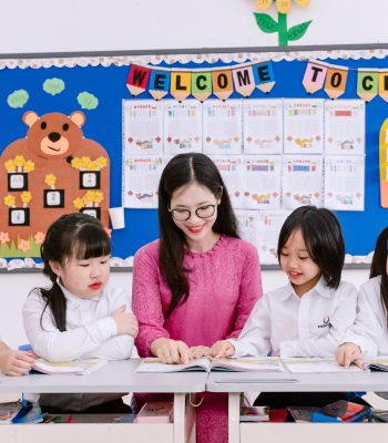 Ngoài kinh nghiệm giảng dạy, giáo viên Phenikaa School là những người bạn đồng hành truyền cảm hứng. luôn thấu hiểu tâm lý học sinh, giàu tình yêu thương.
