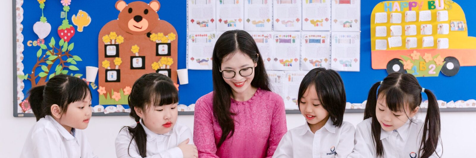 Ngoài kinh nghiệm giảng dạy, giáo viên Phenikaa School là những người bạn đồng hành truyền cảm hứng. luôn thấu hiểu tâm lý học sinh, giàu tình yêu thương.