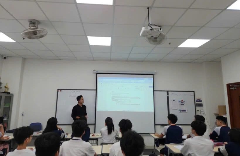 Thầy Nguyễn Văn Toàn và học trò trong giờ Vật lí.