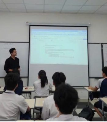 Thầy Nguyễn Văn Toàn và học trò trong giờ Vật lí.