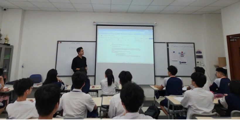 Thầy Nguyễn Văn Toàn và học trò trong giờ Vật lí.