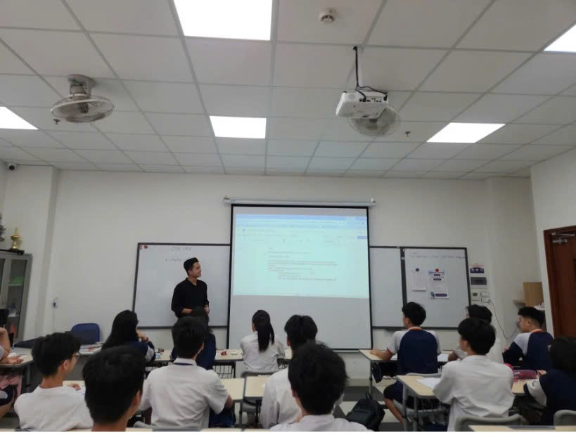 Thầy Nguyễn Văn Toàn và học trò trong giờ Vật lí.

