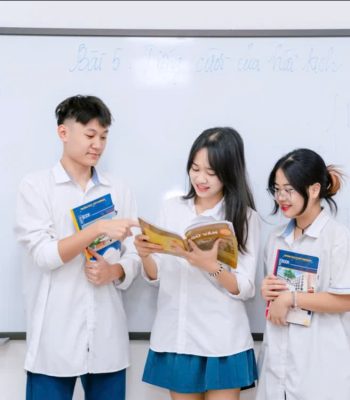 Học sinh Trường THCS-THPT Phenikaa trao đổi về môn Ngữ văn.