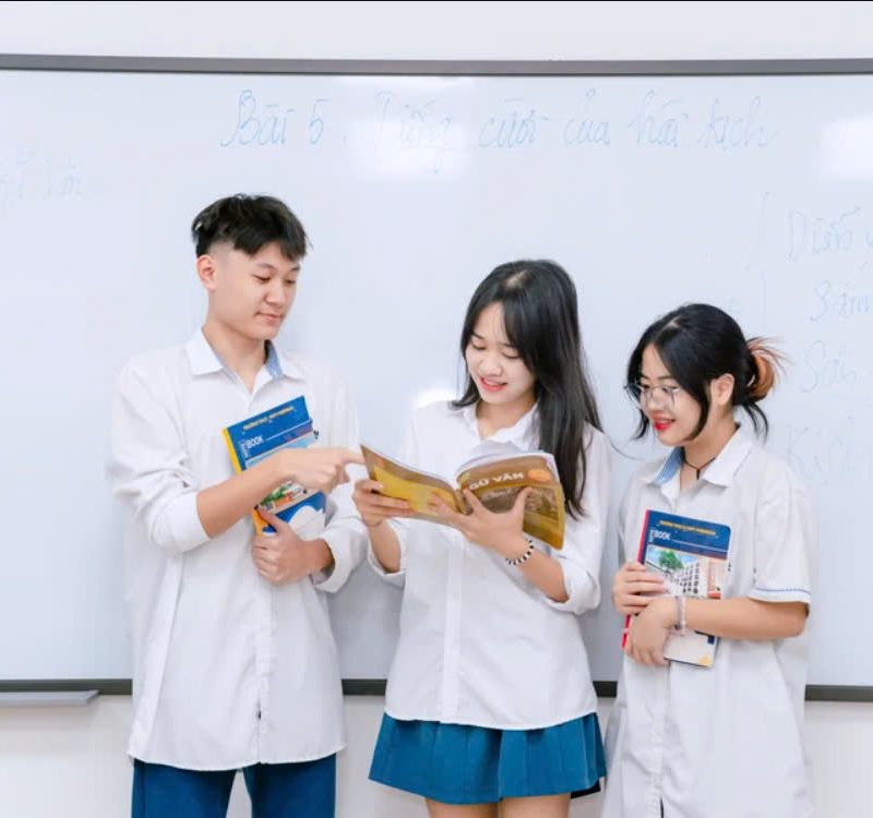 Học sinh Trường THCS-THPT Phenikaa trao đổi về môn Ngữ văn.