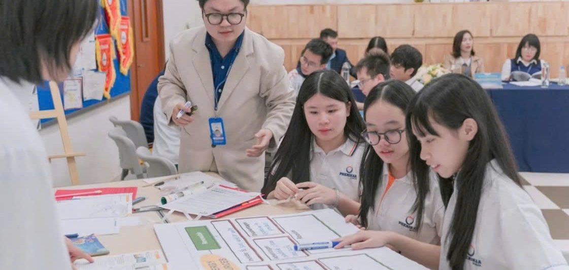 Thầy Đồng Quang Thuận hướng dẫn học sinh trong giờ Tiếng Anh.