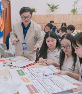 Thầy Đồng Quang Thuận hướng dẫn học sinh trong giờ Tiếng Anh.