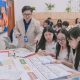 Thầy Đồng Quang Thuận hướng dẫn học sinh trong giờ Tiếng Anh.