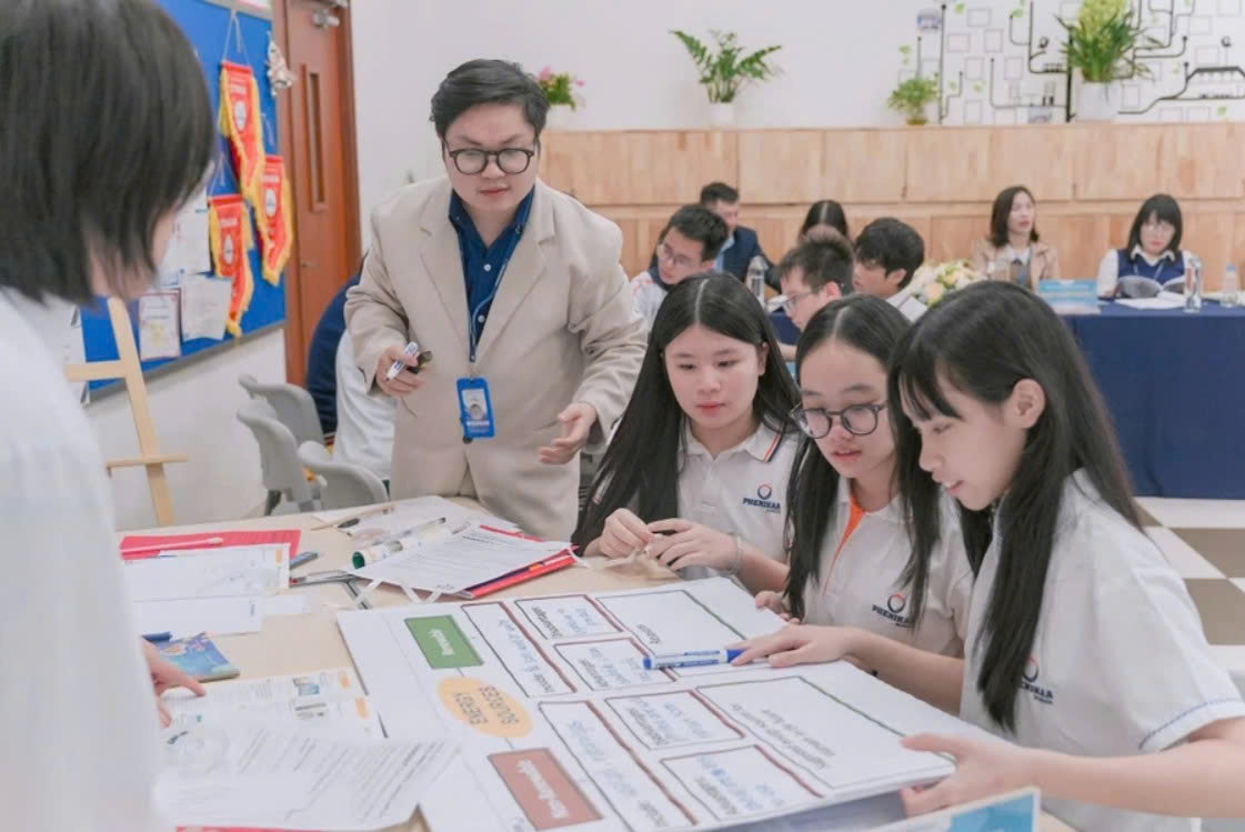 Thầy Đồng Quang Thuận hướng dẫn học sinh trong giờ Tiếng Anh.