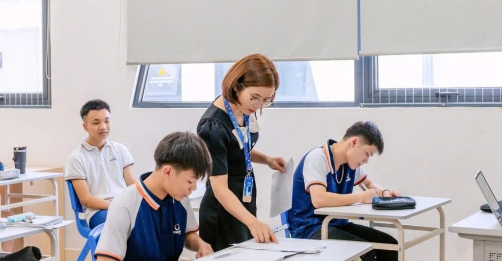 Cô Nguyễn Thị Thiết và học sinh Trường THCS-THPT Phenikaa trong giờ học.