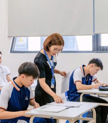 Cô Nguyễn Thị Thiết và học sinh Trường THCS-THPT Phenikaa trong giờ học.