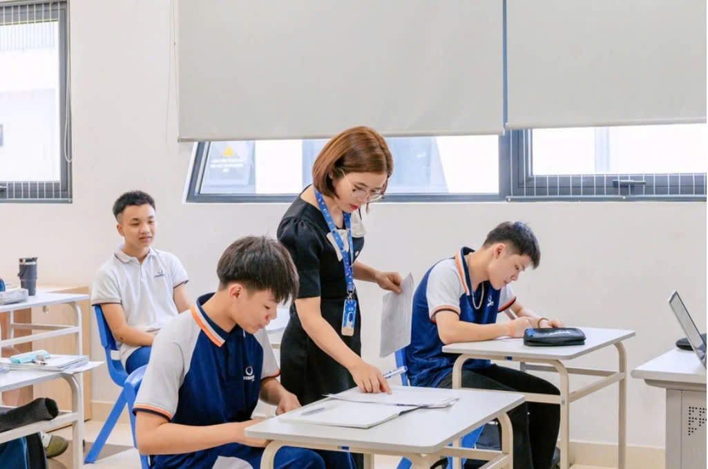 Cô Nguyễn Thị Thiết và học sinh Trường THCS-THPT Phenikaa trong giờ học.
