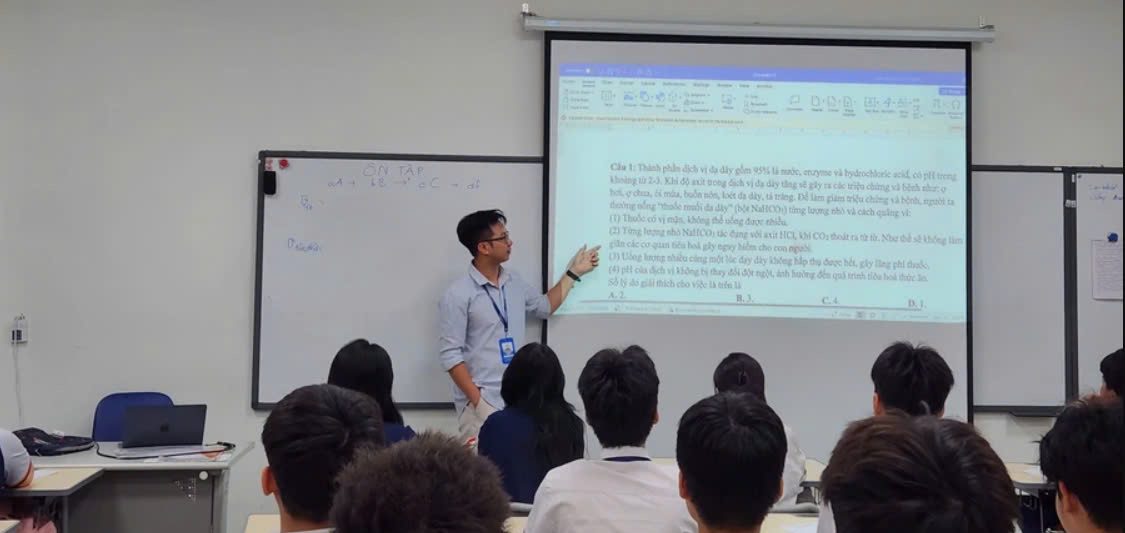 Phenikaa và học sinh trong giờ Hóa học.