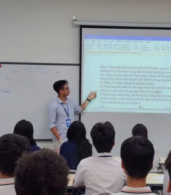 Phenikaa và học sinh trong giờ Hóa học.