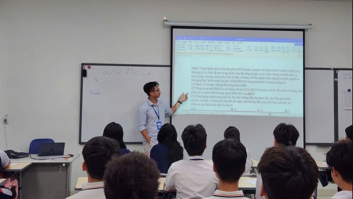 Phenikaa và học sinh trong giờ Hóa học.