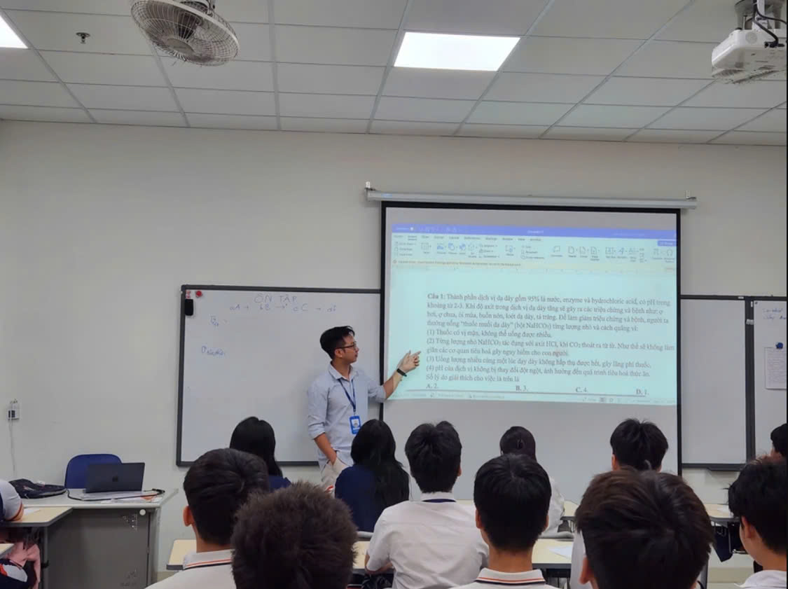Phenikaa và học sinh trong giờ Hóa học.