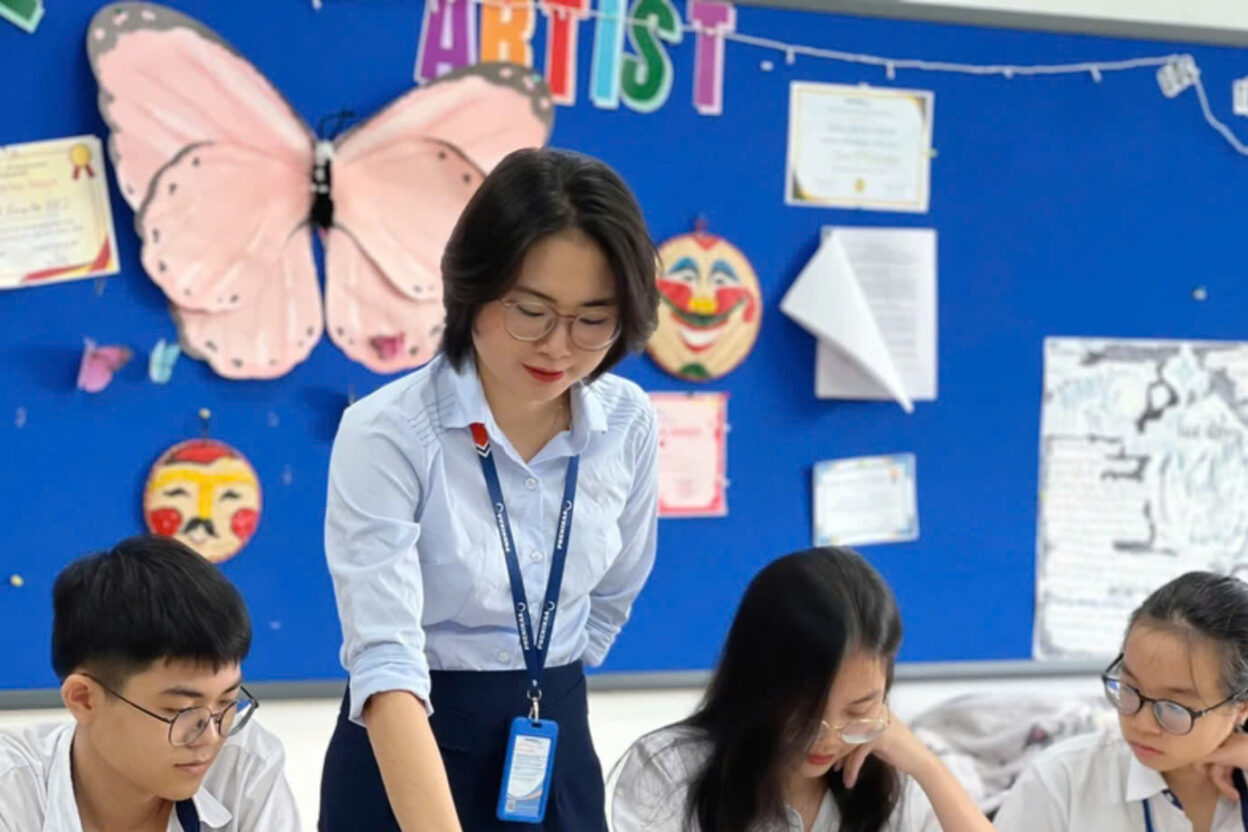 Cô Phạm Thị Ngọc Lan và học sinh Trường THCS&THPT Phenikaa trong giờ Địa lí.