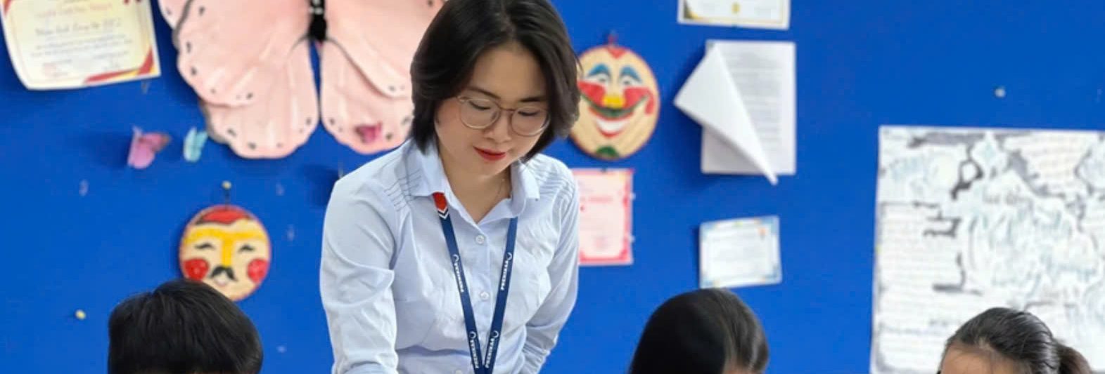 Cô Phạm Thị Ngọc Lan và học sinh Trường THCS&THPT Phenikaa trong giờ Địa lí.