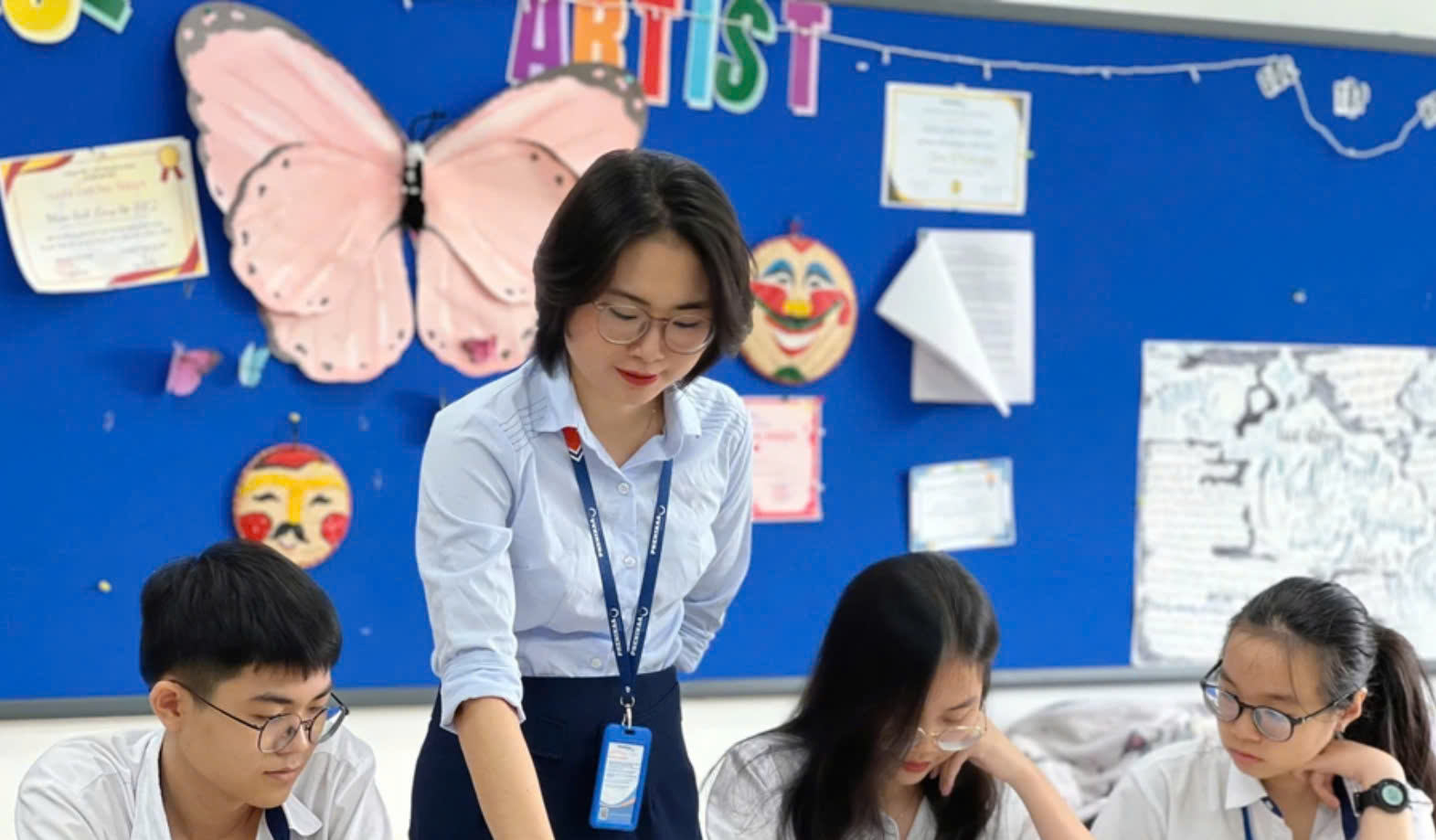 Cô Phạm Thị Ngọc Lan và học sinh Trường THCS&THPT Phenikaa trong giờ Địa lí.