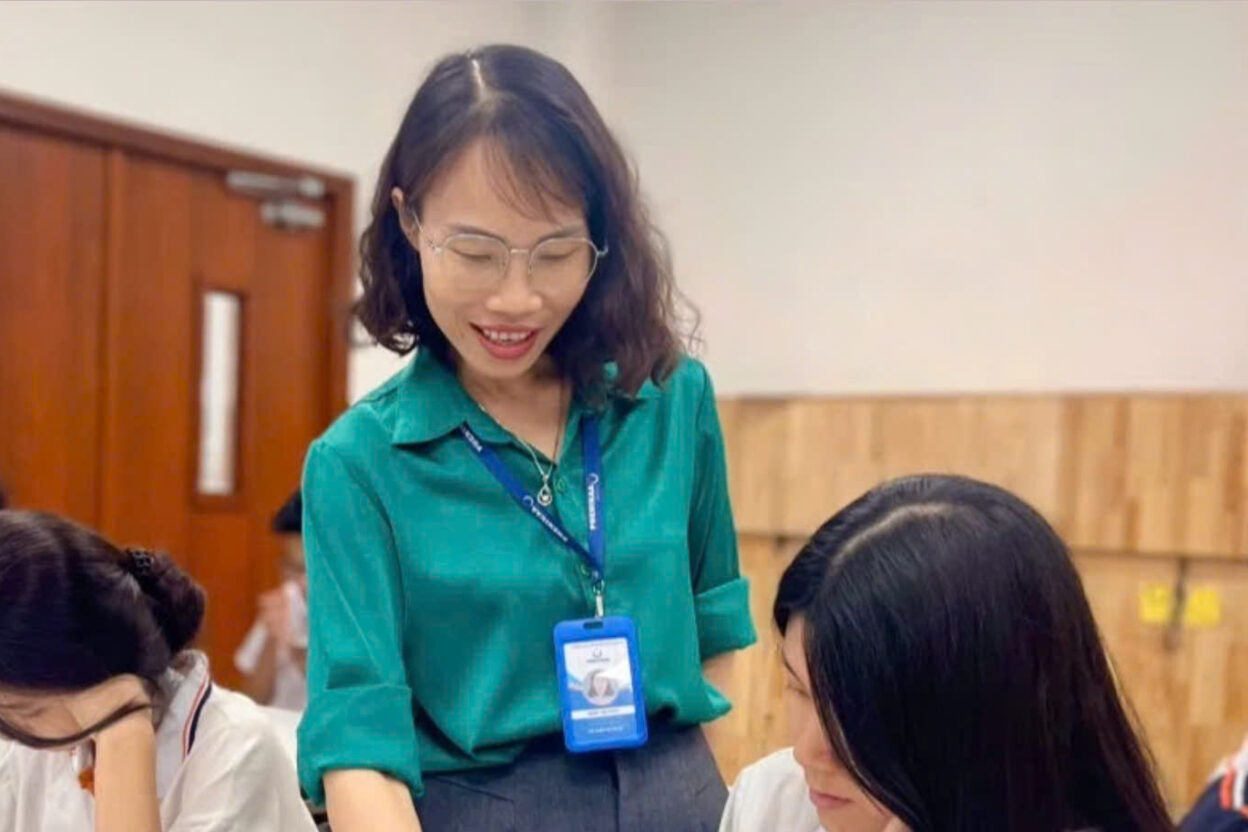 Cô Đình Thị Thủy hướng dẫn học trò trong giờ Ngữ văn.