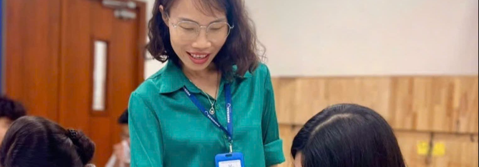 Cô Đình Thị Thủy hướng dẫn học trò trong giờ Ngữ văn.