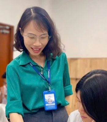 Cô Đình Thị Thủy hướng dẫn học trò trong giờ Ngữ văn.