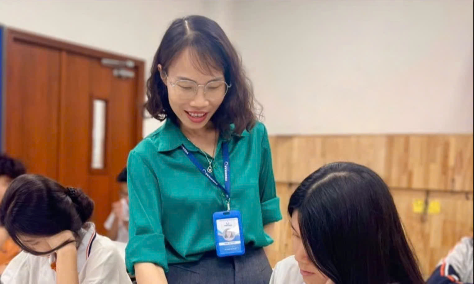 Cô Đình Thị Thủy hướng dẫn học trò trong giờ Ngữ văn.