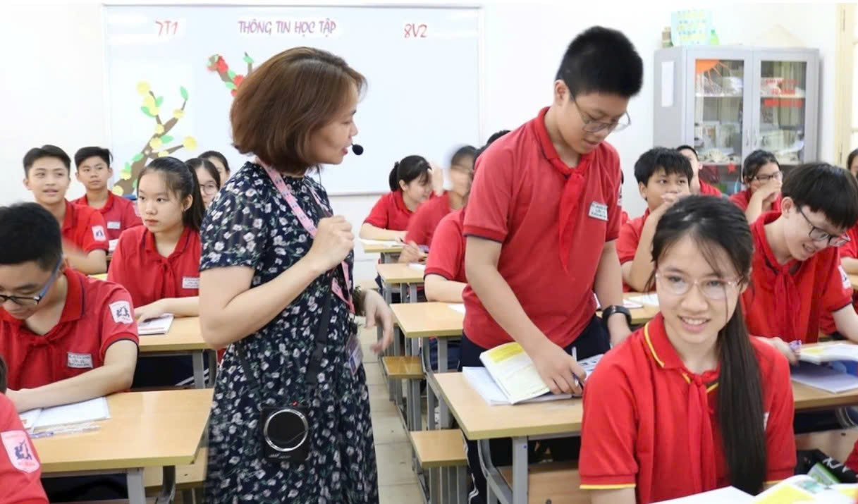 Giờ học môn Tiếng Anh của cô và trò Trường THCS Bế Văn Đàn (quận Đống Đa, Hà Nội). Ảnh: INT
