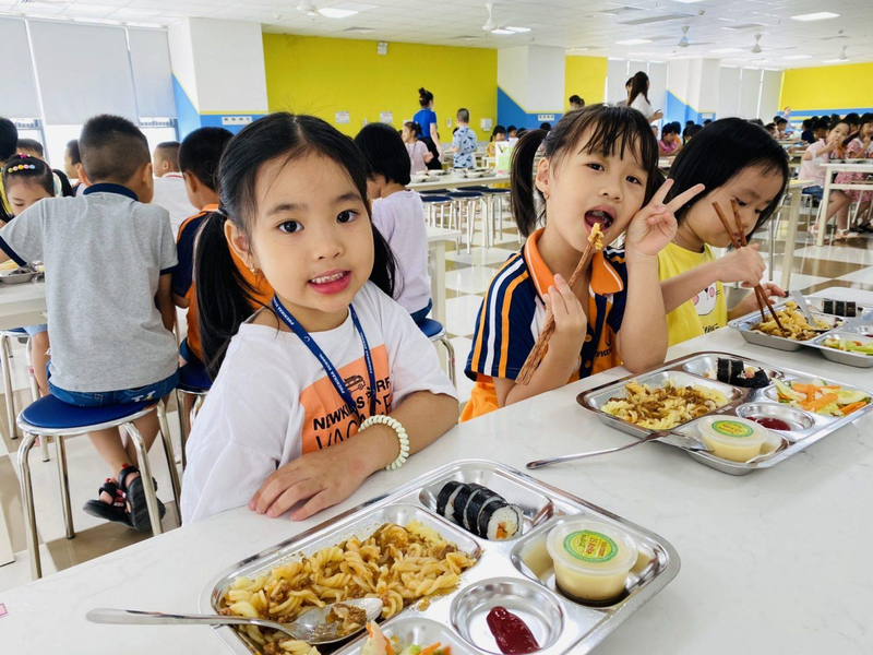Bữa cơm trưa đầy đủ dinh dưỡng và ngon miệng