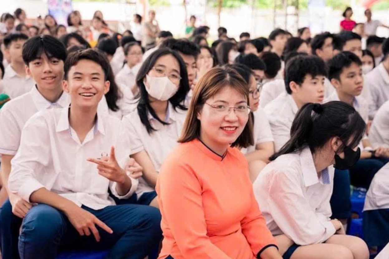 Cô Nguyễn Thị Hải Yến và học sinh Phenikaa School.