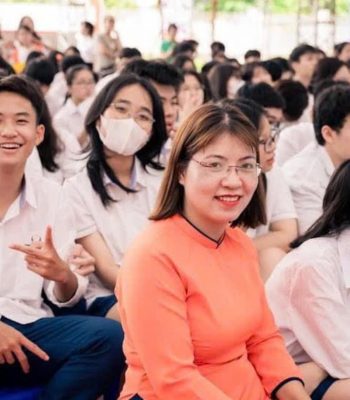 Cô Nguyễn Thị Hải Yến và học sinh Phenikaa School.