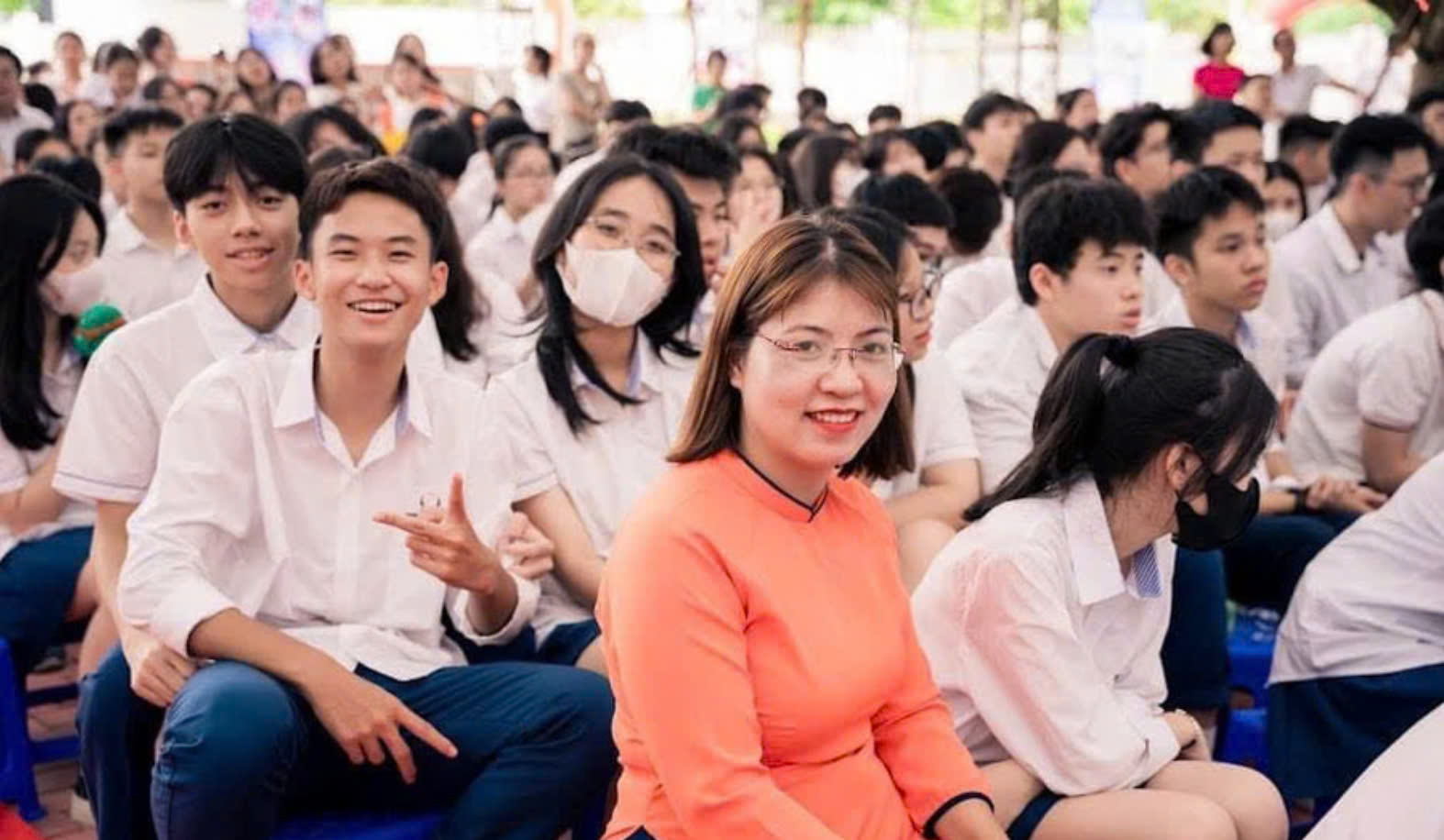 Cô Nguyễn Thị Hải Yến và học sinh Phenikaa School.
