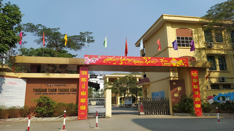 Cổng trường THCS Trung Văn