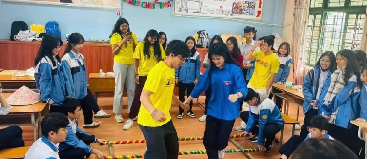Giao lưu, gặp gỡ giữa giáo viên, học sinh Trường THPT chuyên Lào Cai và giáo viên, học sinh Trường Victoria (Singapore). Ảnh: NTCC
