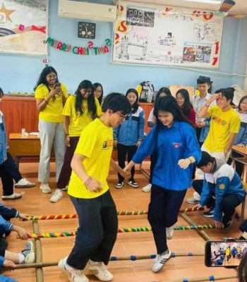 Giao lưu, gặp gỡ giữa giáo viên, học sinh Trường THPT chuyên Lào Cai và giáo viên, học sinh Trường Victoria (Singapore). Ảnh: NTCC