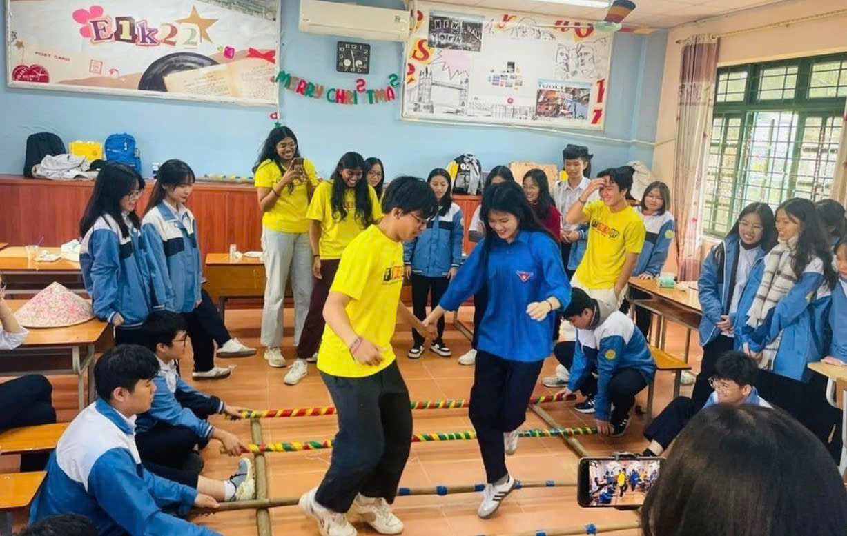 Giao lưu, gặp gỡ giữa giáo viên, học sinh Trường THPT chuyên Lào Cai và giáo viên, học sinh Trường Victoria (Singapore). Ảnh: NTCC

