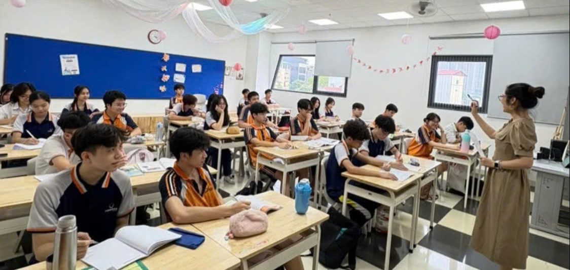 Cô Trần Thị Thu Hoài và học sinh Trường THCS-THPT Phenikaa trong giờ Sinh học.