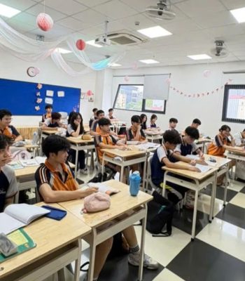 Cô Trần Thị Thu Hoài và học sinh Trường THCS-THPT Phenikaa trong giờ Sinh học.
