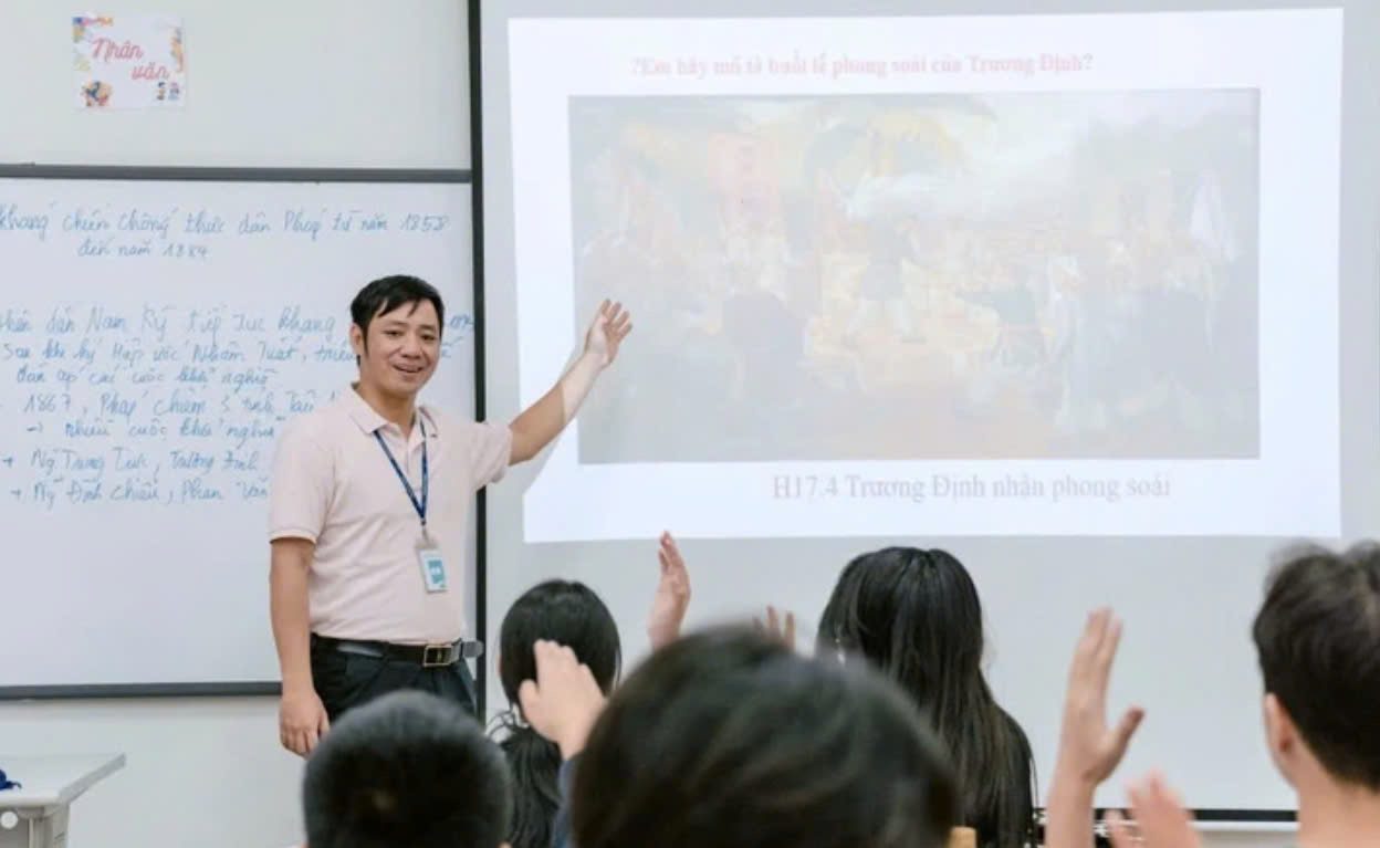 Thầy Phạm Văn Giềng và học sinh trong giờ Lịch sử.