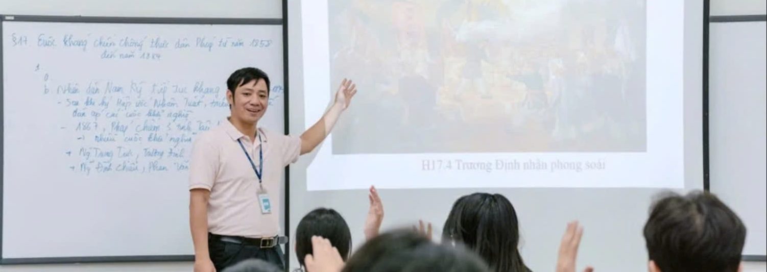Thầy Phạm Văn Giềng và học sinh trong giờ Lịch sử.